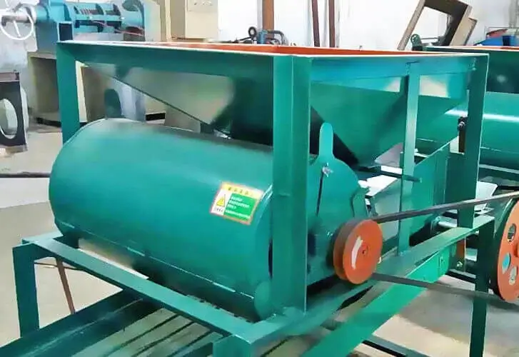 Walnut kernel crushing machine